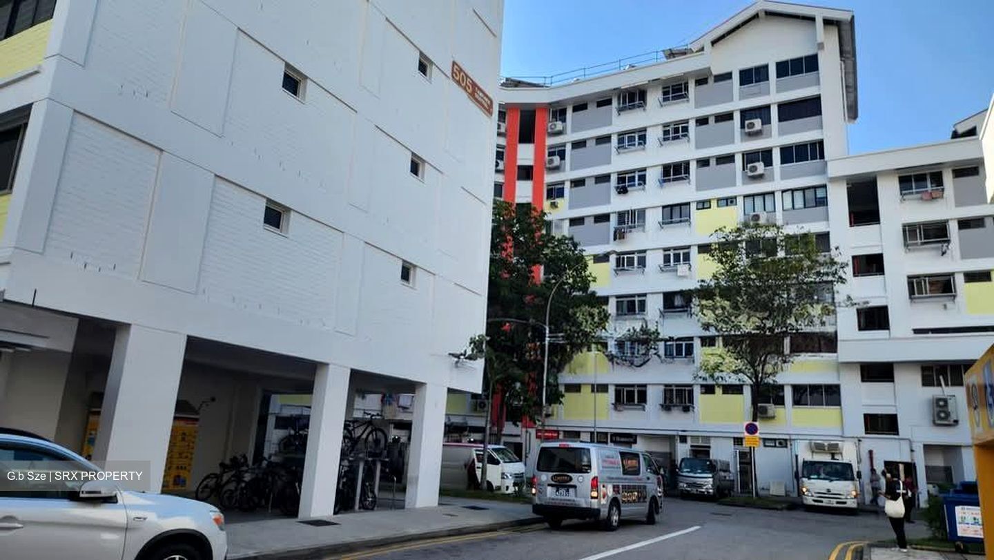 Tampines Heart (D18), Shop House #587077011